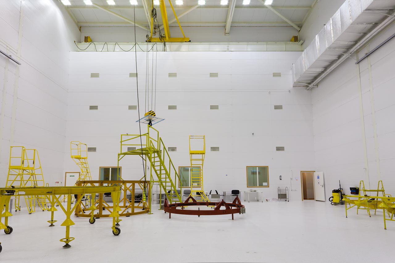 ４機の超小型衛星のチェックとロケットへの組込み作業を行うクリーンルーム